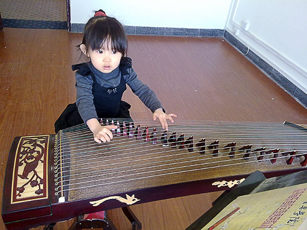 学习古筝的小美女